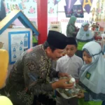 Di Festival Sains Gresik, Wabup Moh Qosim Cicipi Suding Kelor Buatan Berlian School