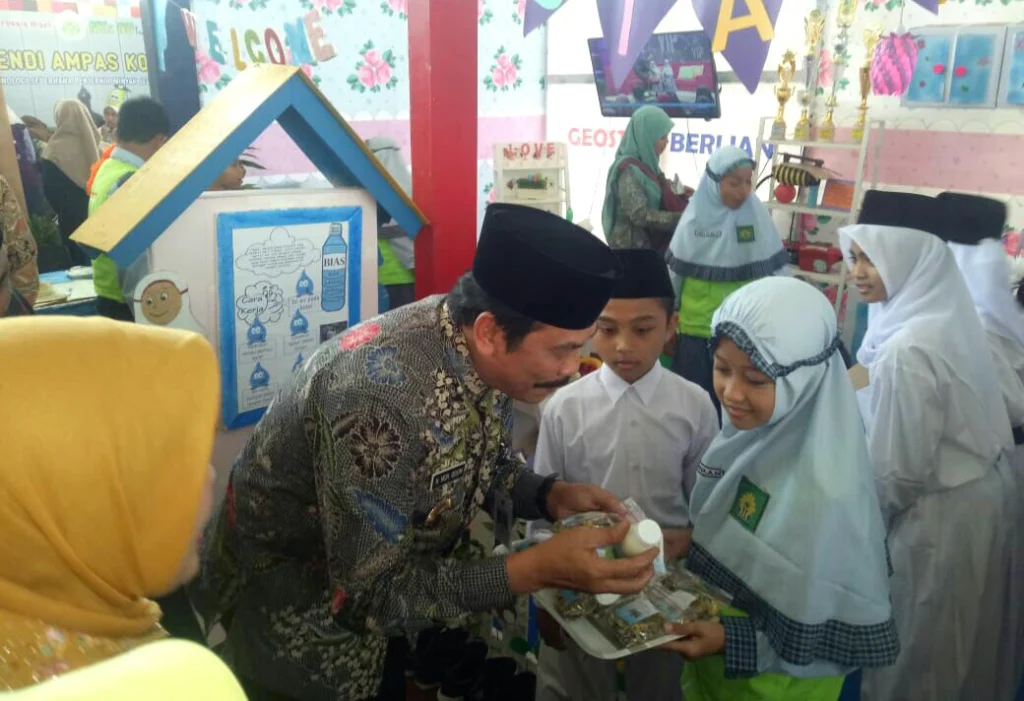 Di Festival Sains Gresik, Wabup Moh Qosim Cicipi Suding Kelor Buatan Berlian School
