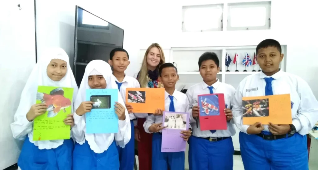 Ada Kucing, Burung, Ayam, dan Ikan Koi di Kelas Internasional SMPM 12 GKB