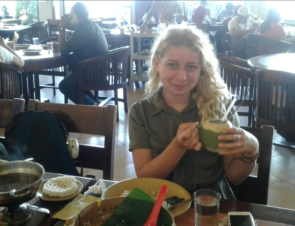 Terheran-heran pada Rawon, Bule Asal Rumania Ini Akhirnya Menyukai Masakan Khas Surabaya Itu