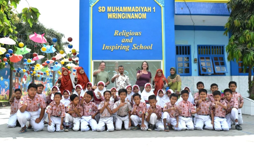 Suami Istri Aktivis Lingkungan dari Belanda Ini Sangat Terkesan saat Kunjungi SD Muwri