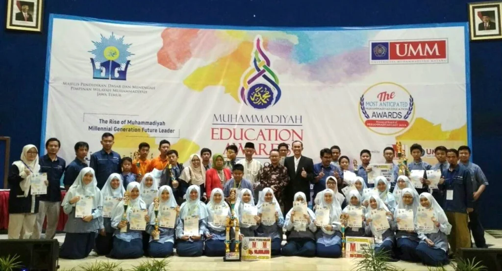 Akhirnya SMPM 12 GKB Rebut Kembali Juara Umum ME Awards