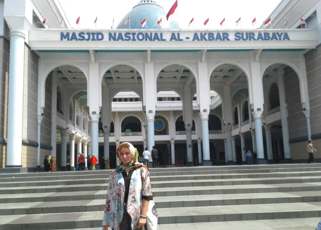 Mahasiswi Rumania Ini Kagumi Desain Masjid Al Akbar Surabaya, Bisa Lihat Proses Percetakan Justru di Indonesia