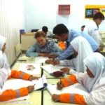 Asyiknya saat Guru Tamu Spanyol Ini Temani Siswa-siswi Latihan Melukis