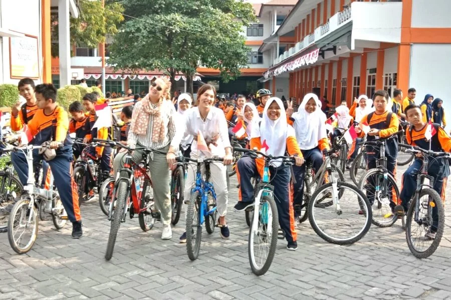 Dua Guru dari Spanyol Asyik Ikuti Fun Bike Rayakan Kemerdekaan RI