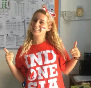 Berkostum ala Pendukung Timnas Indonesia, Gadis Rumania Ini Jadi Juri Lomba Paduan Suara