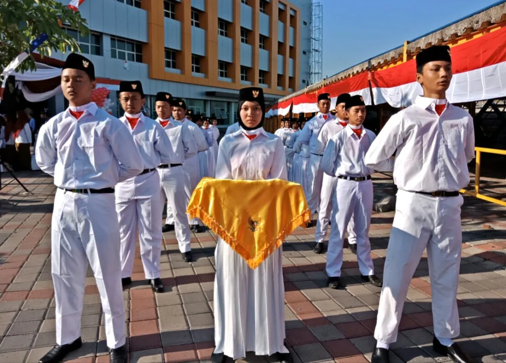 Pengakuan Pasbamio: Yang Paling Tegang Itu saat Naik Turun Tangga Bawa Bendera