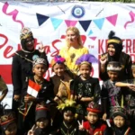 Tampil Anggun Laiknya Puteri Jawa, Georgie Ikut Hormat Bendera Merah Putih