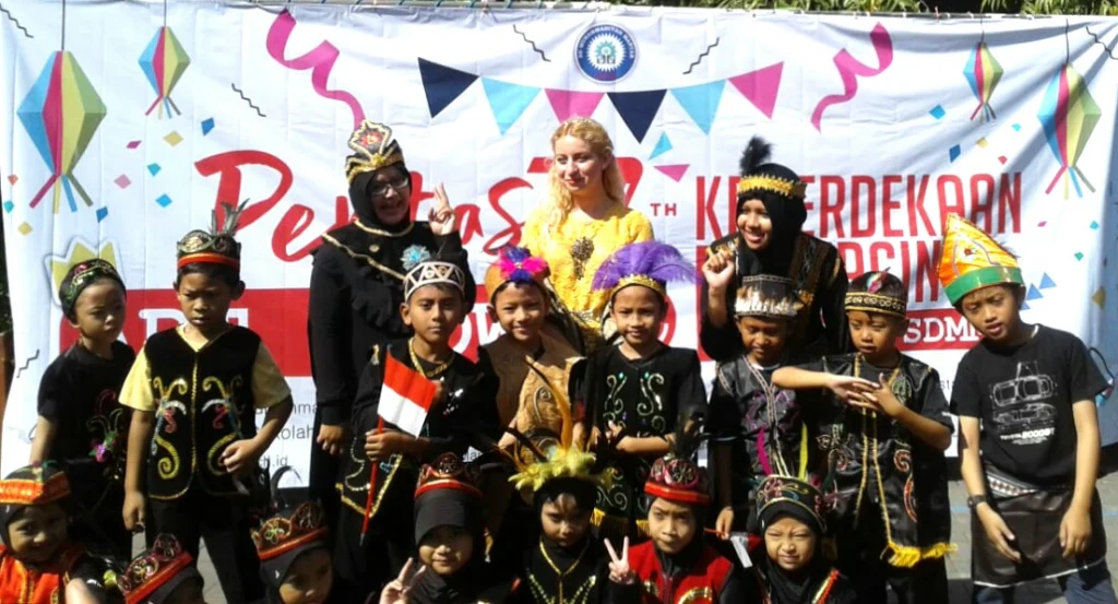 Tampil Anggun Laiknya Puteri Jawa, Georgie Ikut Hormat Bendera Merah Putih