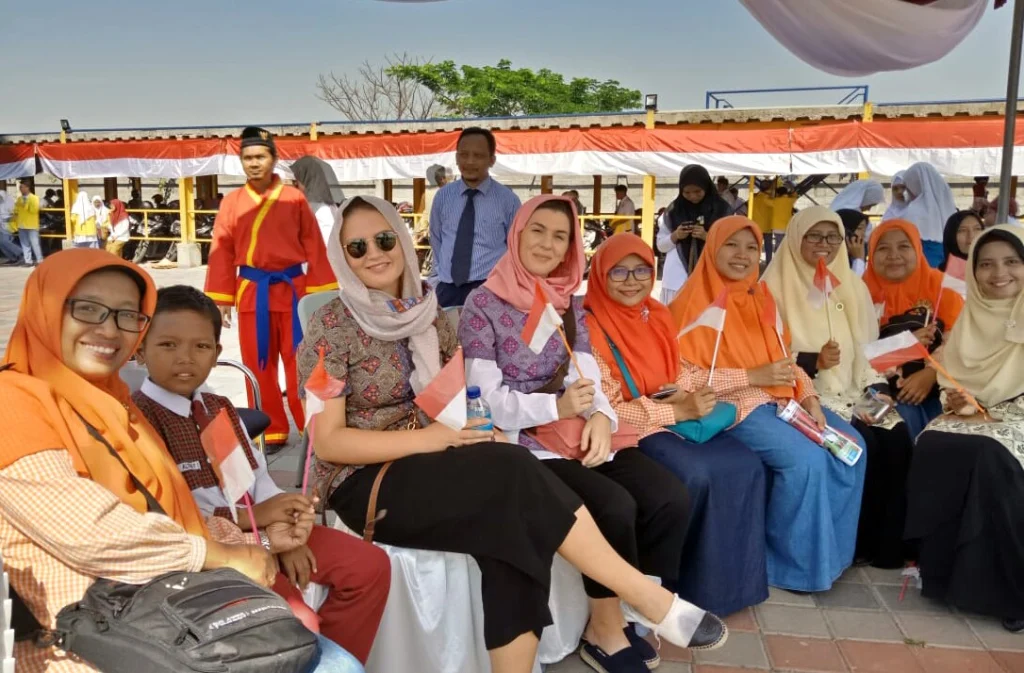 Dua Bule Spanyol Ikuti Upacara Peringatan Detik-Detik Proklamasi Kemerdekaan RI