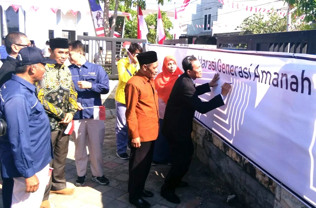 Bangsa Ini Butuh Pemimpin Yang Tidak Hanya PHP Rakyat, Nadjib Hamid pada Penandatanganan 73 Meter Kain Deklarasi Generasi Amanah