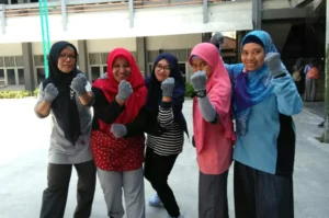 Makna Kepalan Tangan 5 Perempuan Tangguh FKIP UMG Usai Menangi Lomba Tarik Tambang