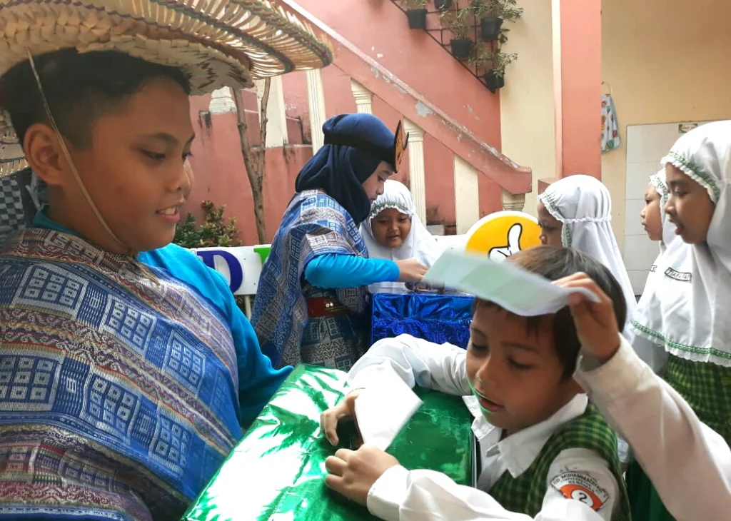 Tarik Simpati Gempa Lombok, Siswa Sekolah Muri Galang Dana dengan Berpakaian Adat