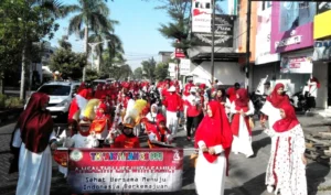 Ibu dan Anak Kompak Pakai Merah Putih dalam Jalan Sehat Bersama