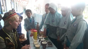 Usung Konsep ‘Unity in Diversity’, Sajian Tarian dan Kuliner Nusantara Siswa Ini Diapresiasi Bule Rumania