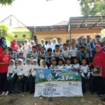 Diwarnai Insiden Lepasnya Sapi, Baksos Berlian School Sukses Bagi 230 Bingkisan Daging Kurban di Dusun Pucung