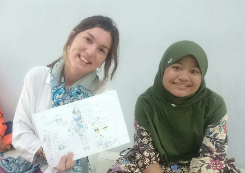 Sketsa Gaun Musim Panas Siswa SD Mugeb Bikin Kagum Bule Spanyol