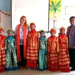 Kunjungi Madrasah di Desa, Bule Rumania Ini Tertarik Belajar Menari