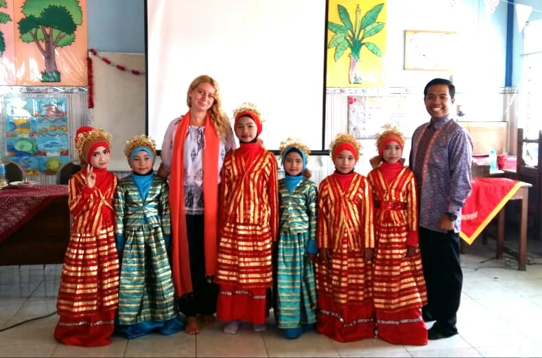 Kunjungi Madrasah di Desa, Bule Rumania Ini Tertarik Belajar Menari