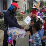 Ketika Kepala Sekolah MIM 2 Solokuro jadi Pedagang Asongan