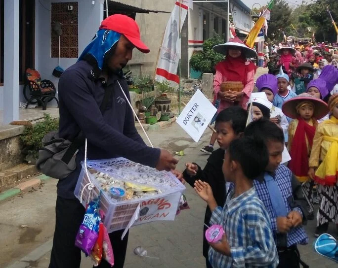 Ketika Kepala Sekolah MIM 2 Solokuro jadi Pedagang Asongan