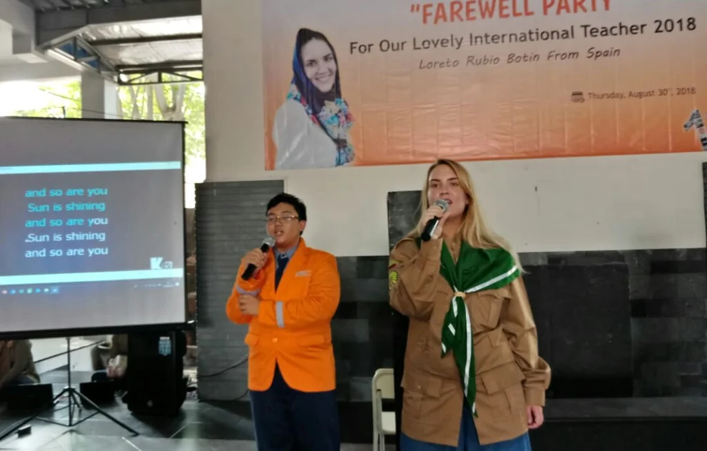 Tangisan Loreto, Bule Spanyol Yang Berpisah setelah 40 Hari Mengabdi di SMPM 12 GKB Gresik