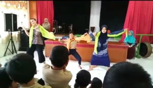Sebelum Balik ke Spanyol, Mrs Loreto Sempat Belajar Tari Remo di SD Muda Ceria Gresik
