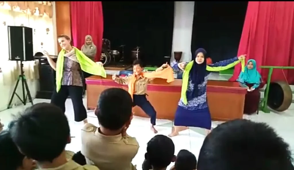 Sebelum Balik ke Spanyol, Mrs Loreto Sempat Belajar Tari Remo di SD Muda Ceria Gresik