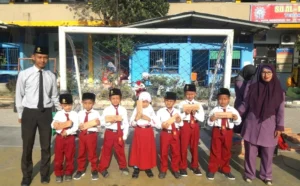 Teriak Tablet Padahal Buku, Lucunya Candaan Anak-Anak Ini ketika Terima Hadiah