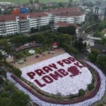 Di Balik Aksi 7500 Mahasiswa Baru UMM Bentuk Jas Merah Mob ‘Pray for Lombok’