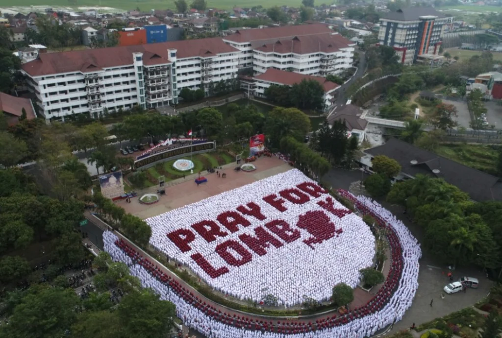 Di Balik Aksi 7500 Mahasiswa Baru UMM Bentuk Jas Merah Mob ‘Pray for Lombok’
