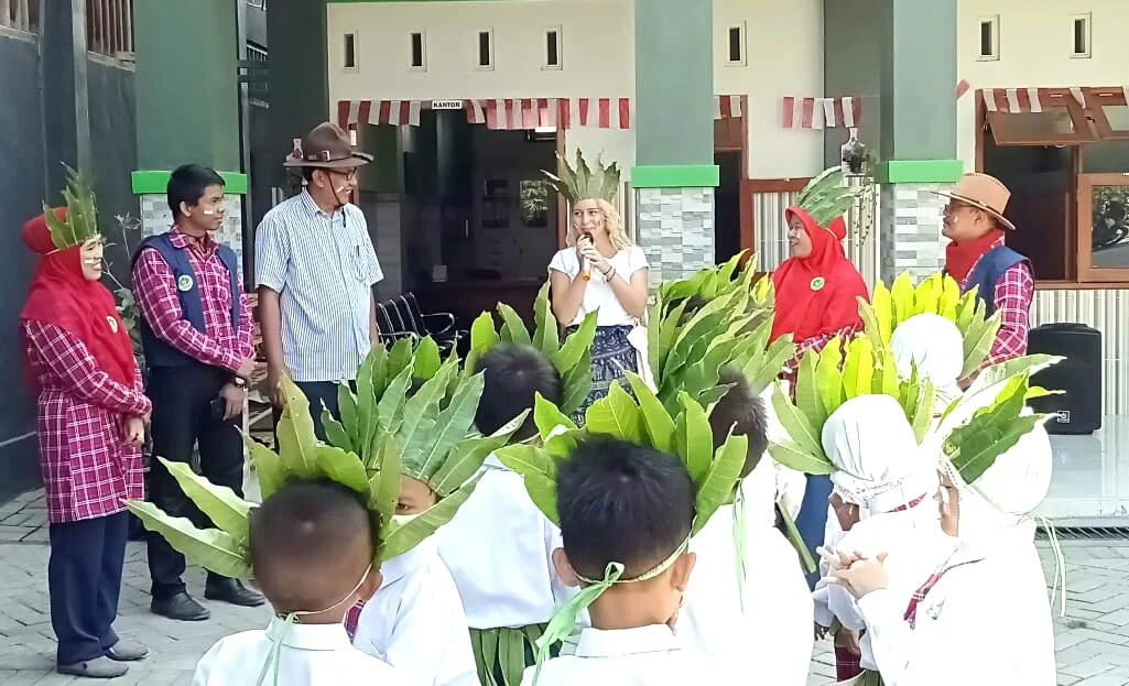 Rindu Rumah, Georgie Menangis Dengar Lagu Kebangsaan Rumania Dinyanyikan di Sekolah Almadany