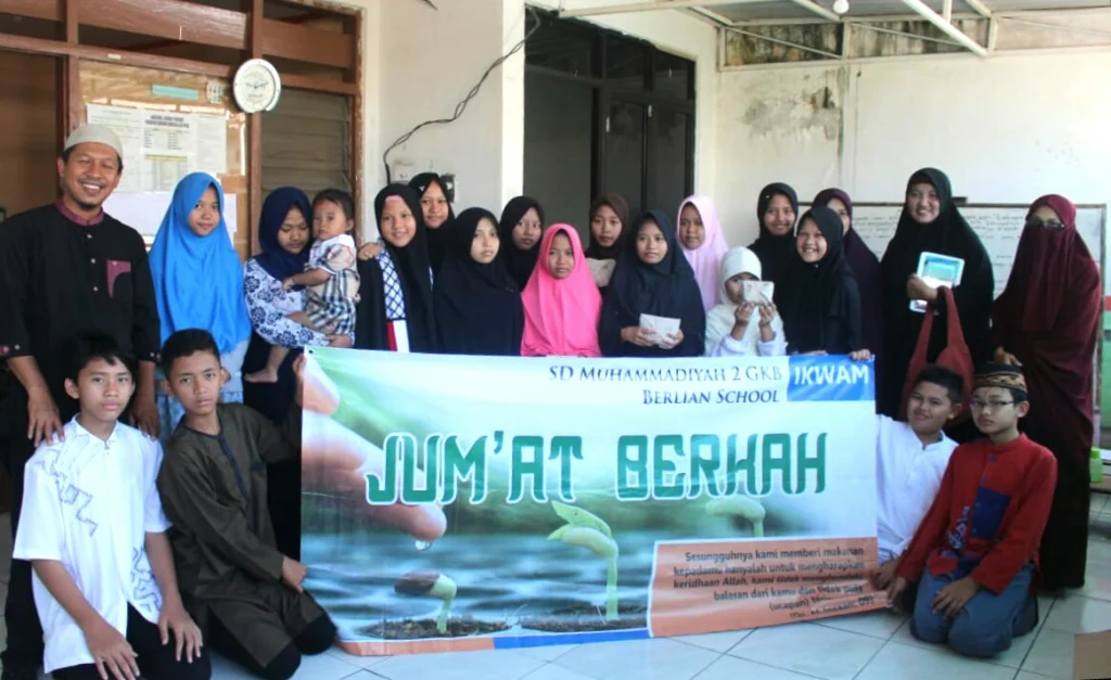 Peduli Dhuafa, Berlian School Bagi Nasi Bungkus di Dua Panti Asuhan