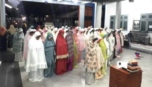 Bagaimana Sebenarnya Hukum Shalat Jumat bagi Perempuan?