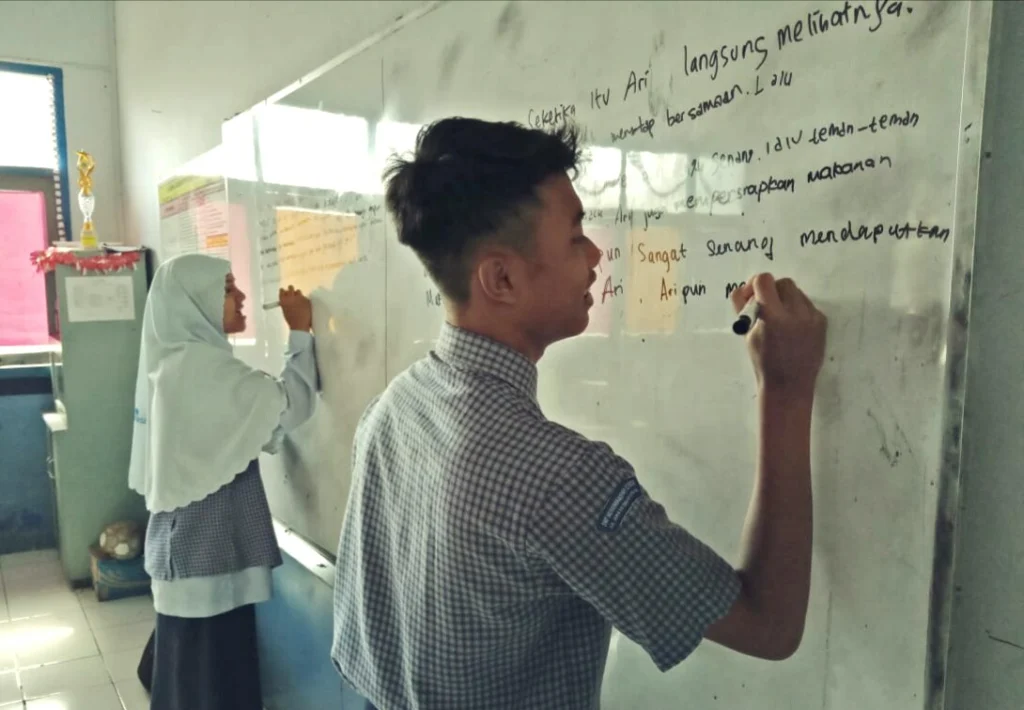 Uniknya Tantangan Menulis Cerpen secara Estafet di SMPM 12 GKB