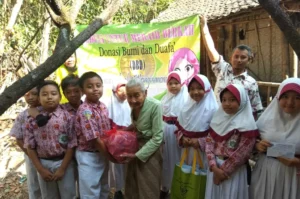 Blusukan ke Kampung, 9 Siswa Ini Temukan Cinta 13 Dhuafa