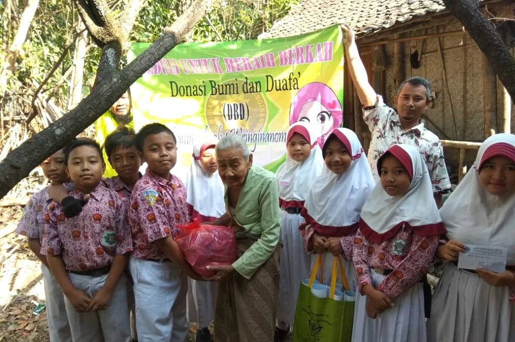 Blusukan ke Kampung, 9 Siswa Ini Temukan Cinta 13 Dhuafa