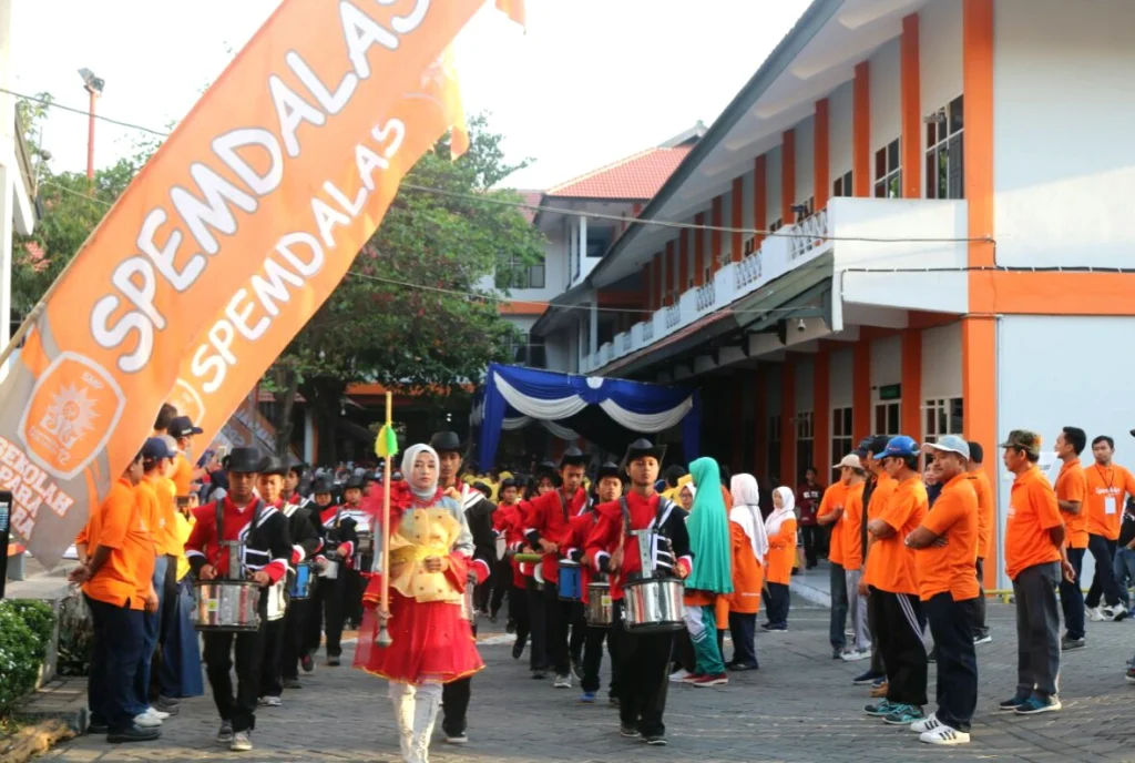 Meriahkan Milad Ke-17 Spemdalas, Drumband dari Lamongan Ini Hibur Warga GKB Gresik