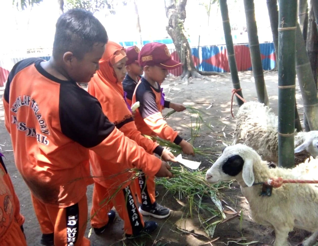 Belajar di Luar Kelas, Siswa Ini Akrab dengan Alam