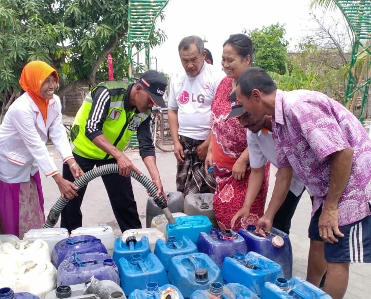 Tiga Bulan Kekeringan, Muhammadiyah Kirim Air Bersih ke Warga Gresik Selatan