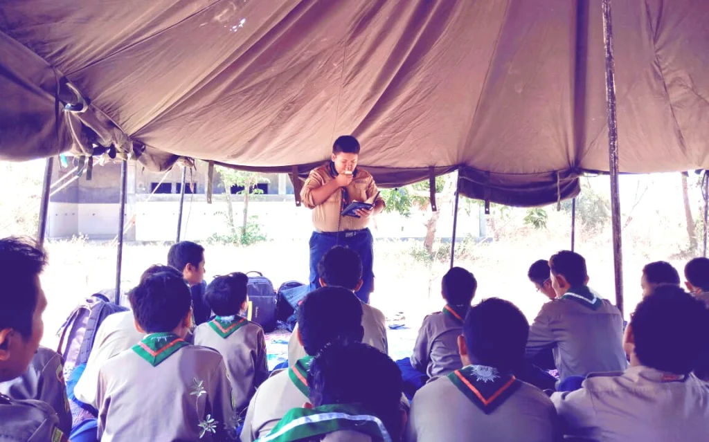 Saat Remaja Robi Khotbah di Atas Lereng Gunung Kukusan