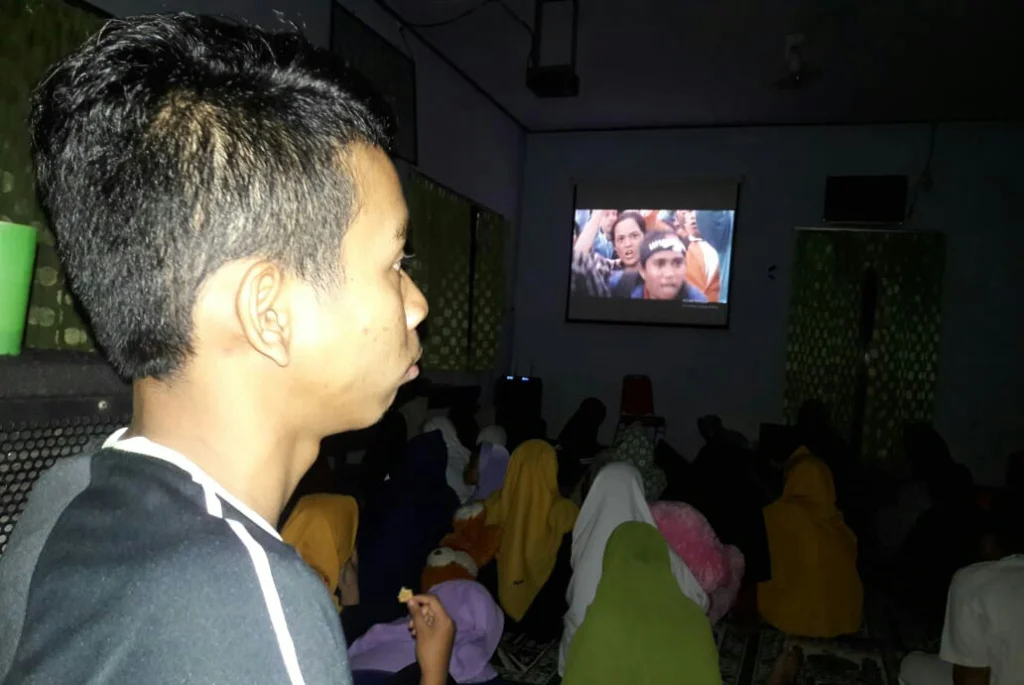 Menonton Film dengan Mendengar ala Tunanetra Panti Asuhan Terpadu Aisyiyah Ponorogo
