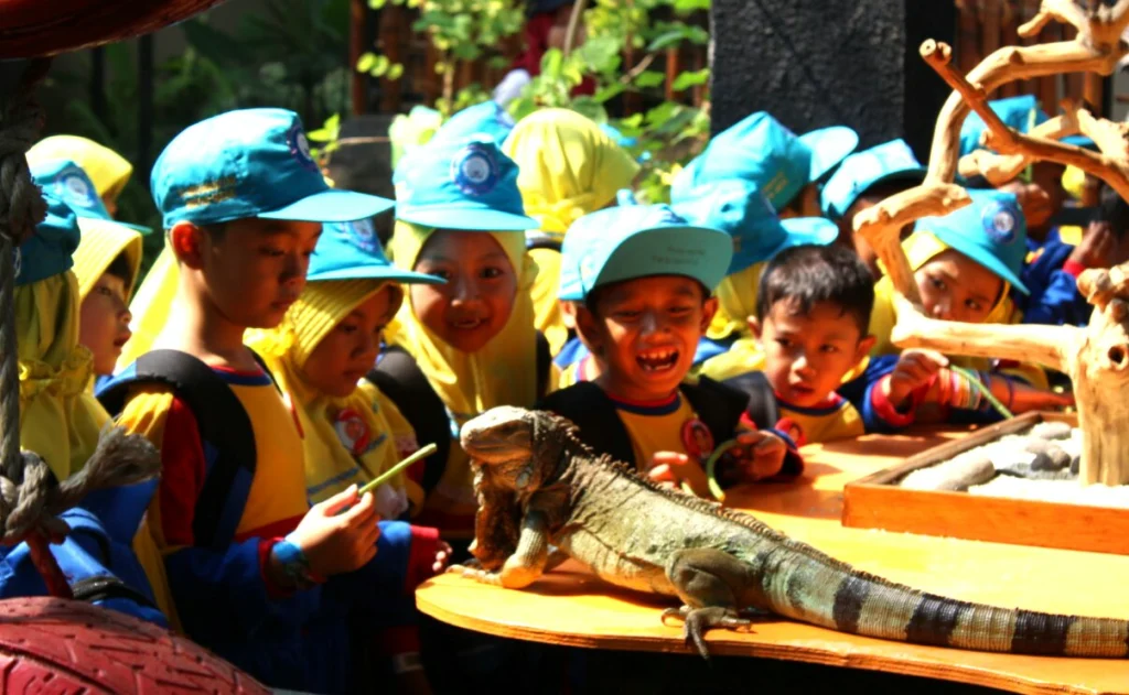 Bisa Sentuh Iguana, Ini Empat Manfaat Kunjungan Siswa Kelas I SDMM di KBS