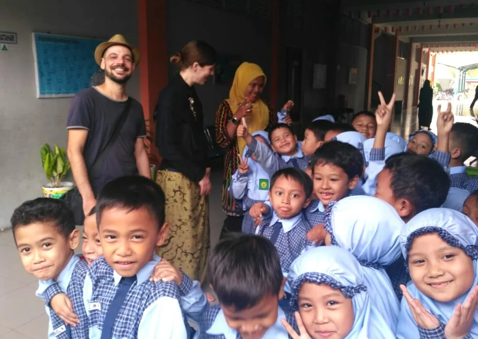 Kenalkan Budaya Negaranya di Berlian School, Suami-Istri Warga Swiss Ini Menyukai Bali Bandeng dan Kue Lumpur