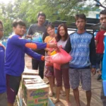 Relawan Muhammadiyah Bagikan Paket Sembako pada Korban Gempa-Tsunami Sulteng