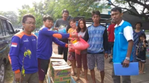 Relawan Muhammadiyah Bagikan Paket Sembako pada Korban Gempa-Tsunami Sulteng