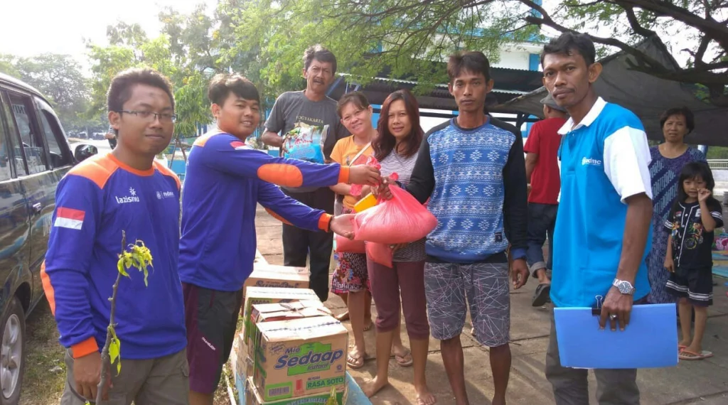 Relawan Muhammadiyah Bagikan Paket Sembako pada Korban Gempa-Tsunami Sulteng