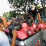 Perjalanan 80 Km Relawan Muhammadiyah Bagikan Sembako di Daerah yang Belum Tersentuh Bantuan