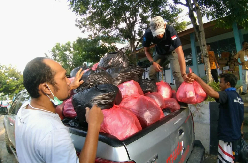 Perjalanan 80 Km Relawan Muhammadiyah Bagikan Sembako di Daerah yang Belum Tersentuh Bantuan