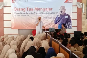 Orangtua Mengajar di SMPM 12 GKB: Tabuh Genderang Perang pada Hoax